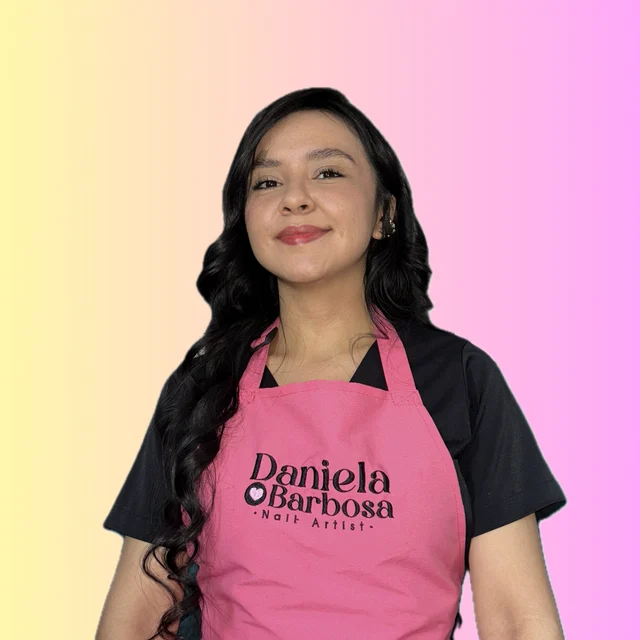 Daniela, en la fotografía de su perfil de Instagram, con su delantal rosa de Nail Artist.