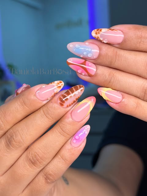 Diseño de uñas realizado por Daniela BarBosa, en rosa y tonos pastel.
